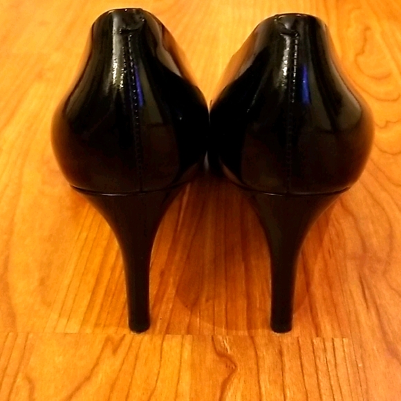 Via Spiga Black Patent Heels - Picture 3 of 6
